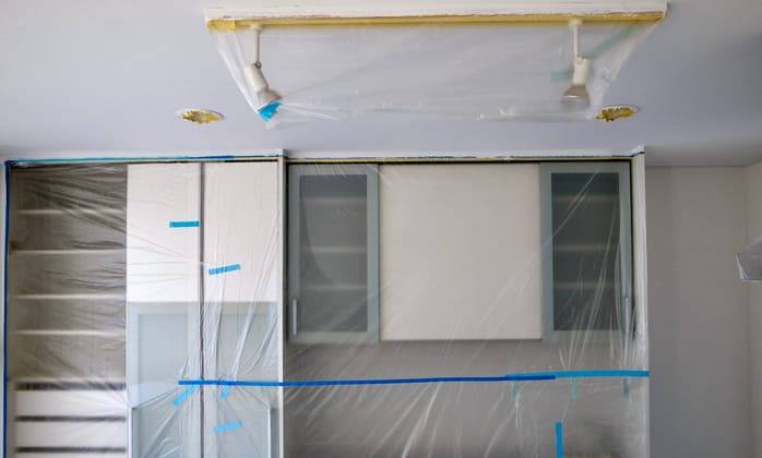 Protection d'un chantier de peinture du plafond