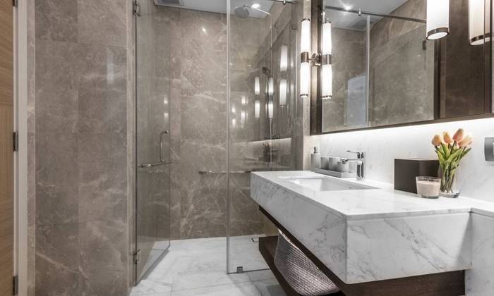 Salle de bain avec carrelage en marbre
