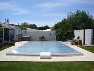 Abri piscine plat