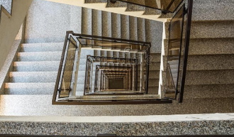 Peinture d'une cage d'escalier d'immeuble