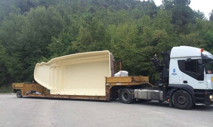 Livraison d'une piscine coque par camion-grue